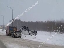 На трассе М-7 в Татарстане грузовик съехал в кювет и перевернулся