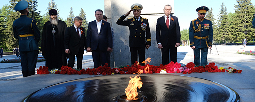 Губернатор Новосибирской области почтил память воинов-сибиряков на Монументе Славы