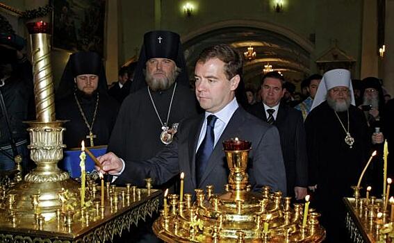 Медведев о призывах ввести санкции против патриарха Кирилла: «Термоядерные дегенераты»
