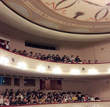 Жители Братеева посетили спектакль в Малом театре