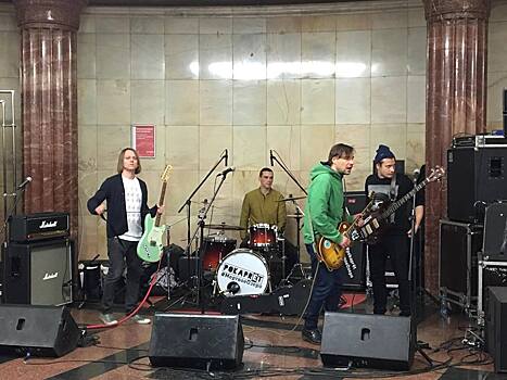 Звезда сериала «Мертвое озеро» Евгений Цыганов в свой день рождения дал концерт в московской подземке