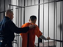Пытки в тюрьмах США: надзиратели сбрили бровь заключенному — им грозит увольнение