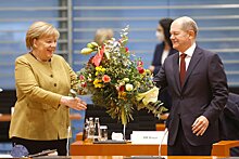 Коллеги подарили Меркель кустарник с символическим названием
