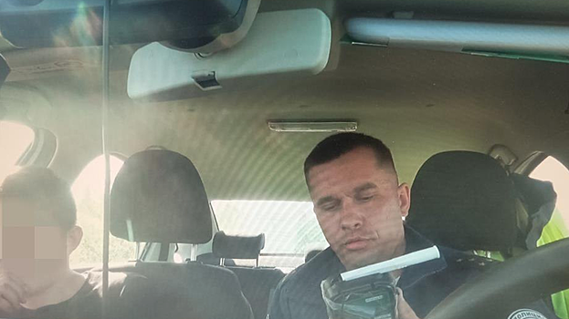 Приуральские сотрудники ГИБДД остановили на трассе пьяного водителя без прав