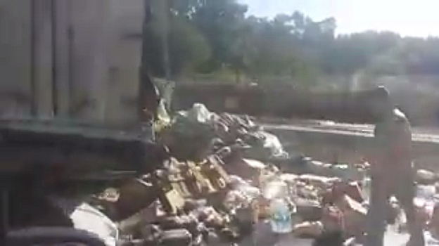 На трассе под Пензой грузовик с пивом протаранил отбойник