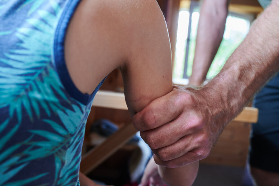 Мигрант пытался похитить двоих детей в Ленобласти и попал под суд