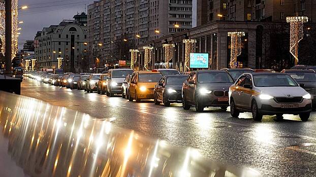 Уровень заторов на дорогах Москвы достиг девяти баллов
