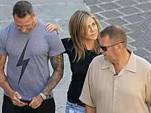 Все проблемы — в прошлом: Дженнифер Энистон светится от счастья на съемках в Италии