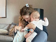 Как трогательно: внучки Арнольда Шварценеггера со своей мамой