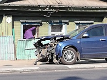 «Тётя болтала по телефону»: в Сормове автомобилистка влетела в припаркованную машину и частный дом