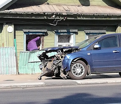 «Тётя болтала по телефону»: в Сормове автомобилистка влетела в припаркованную машину и частный дом