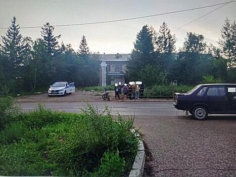 Ребёнок на мопеде врезался в легковушку в Чите