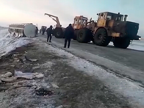 Кража спирта из перевернувшейся в Казахстане цистерны попала на видео