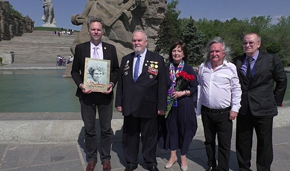 Певец Гийом Рат в Волгограде почтил память защитников Сталинграда