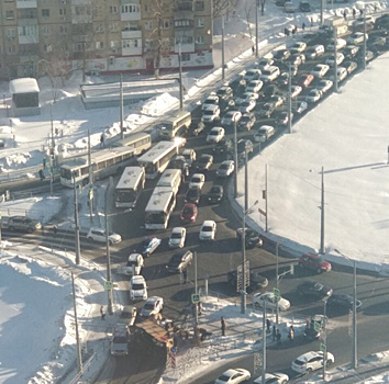 На Московском шоссе в Самаре опрокинулся грузовик с краном, движение парализовано