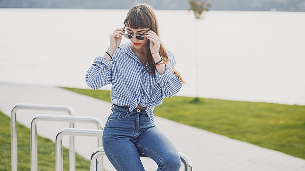 Девушка снялась в вышедших из моды джинсах и порадовала миллениалов