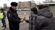 Сотрудники ГИБДД МВД по Карачаево-Черкесской Республике поздравили женщин-водителей в рамках акции «8 Марта – В каждый Дом»