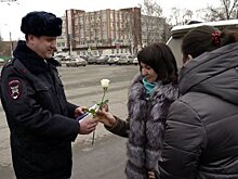 Сотрудники ГИБДД МВД по Карачаево-Черкесской Республике поздравили женщин-водителей в рамках акции «8 Марта – В каждый Дом»