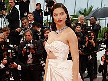 Битва декольте в Каннах: Адриана Лима показала аппетитный бюст, а Милла Йовович — его отсутствие