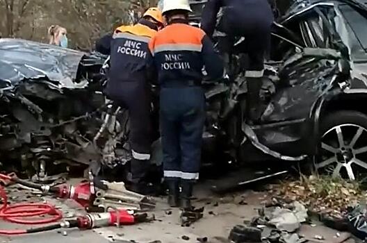 В Хабаровске КАМАЗ превратил «Кадиллак» в груду металла