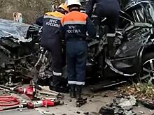 В Хабаровске КАМАЗ превратил «Кадиллак» в груду металла