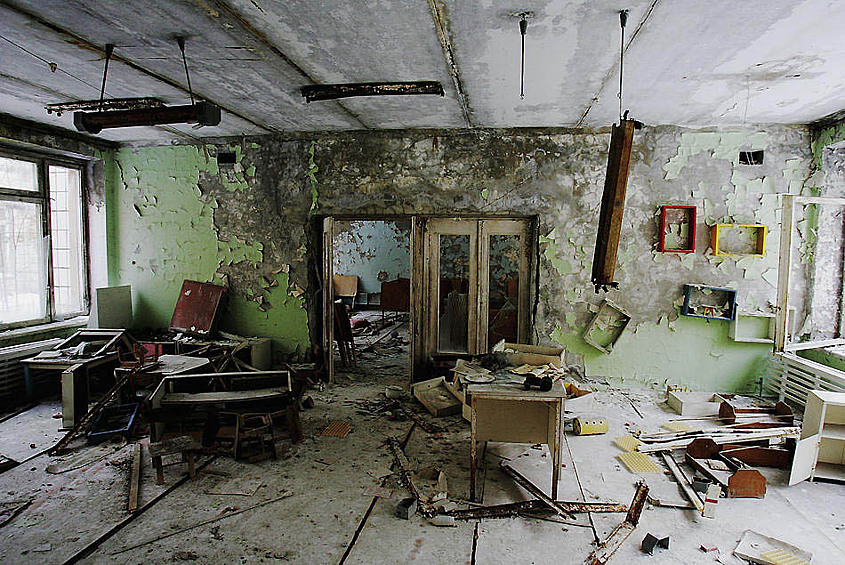 На фото от 25 января 2006 года: заброшенная классная комната в одной из школ опустевшего города Припять недалеко от Чернобыля, Украина. Припять и окружающие районы еще несколько столетий будут небезопасными для проживания людей.