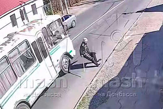 В ЛНР пенсионерка упала головой под автобус, переходя улицу, и попала на видео