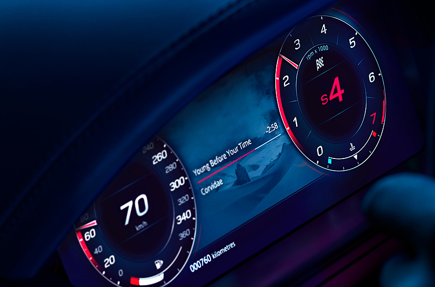 Кроме того, широкий список оснащения предусматривает облегчённые кожаные сиденья, замшевую обивку потолка, виртуальные приборы, адаптивную подвеску и активный задний дифференциал