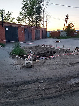 В тюменском селе возле детской площадки провалился асфальт. Зарыть котлован не могут больше года