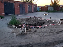 В тюменском селе возле детской площадки провалился асфальт. Зарыть котлован не могут больше года