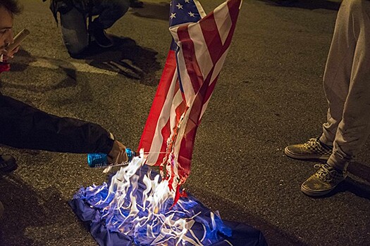 Флаг США сожгли у Белого дома после выступления Трампа