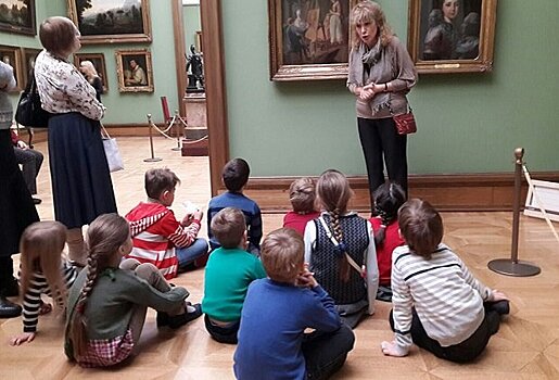 Смотрители Третьяковской галереи устроили скандал из-за сидящих на полу детей