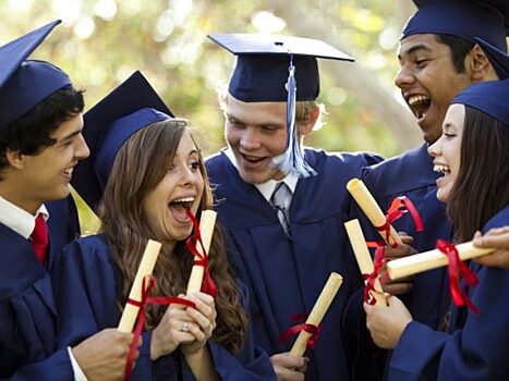 Директор школы появился в странной обуви на выпускном вечере. Узнай, почему!