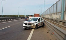 «Машины торчали в отбойнике»: такси «Тройка» угодило в ДТП на Юбилейном мосту