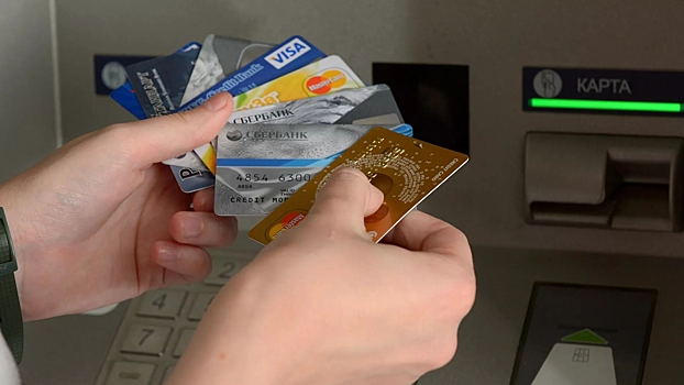 Россиян попросили не продавать свои банковские карты