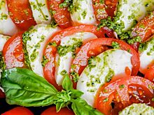 Закуска с помидорами, моцареллой и соусом песто, которая поразит гостей и разнообразит домашний ужин.