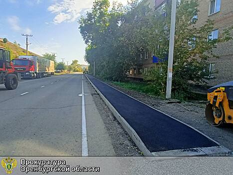 После вмешательства прокуратуры в Кувандыке на ул. Индустриальной обустроен тротуар