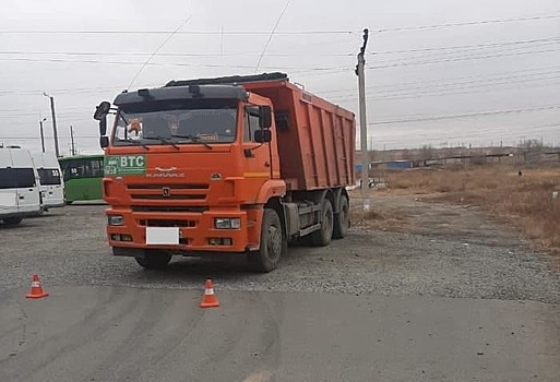 Водитель «КАМАЗа» в Орске снес опору линии электропередач