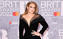 Brit Awards 2022: Адель в бархате и с вау-декольте, Måneskin в латексе и поцелуи Кортни Кокс с бойфрендом