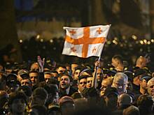 Спецназ начал разгон митинга у парламента в Тбилиси
