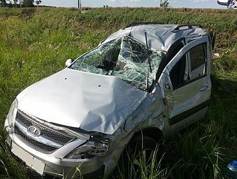 Два человека пострадали в съехавшем в кювет Lada Largus