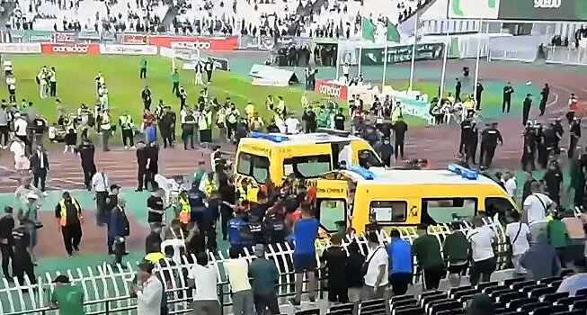 3 человека погибли и более 80 получили ранения на чемпионском матче в Алжире. Люди упали с трибуны, когда сломался заградительный барьер (RMC Sport)