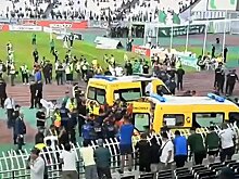 3 человека погибли и более 80 получили ранения на чемпионском матче в Алжире. Люди упали с трибуны, когда сломался заградительный барьер (RMC Sport)