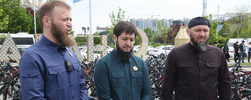 Детям, совершавшим молитву в «Сердце Чечни» подарили 130 велосипедов