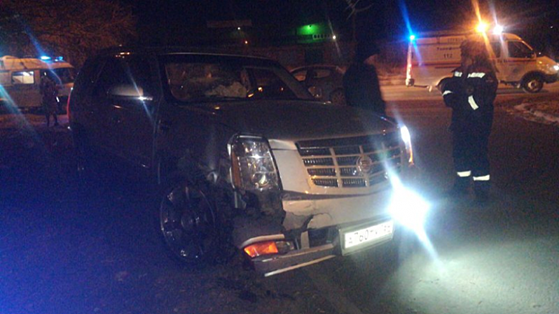 В Энгельсе женщина на люксовом «Кадиллаке» попала в ДТП с другой иномаркой