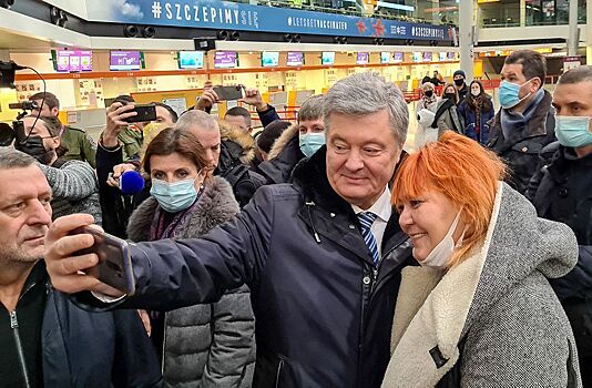 Обвиняемый в госизмене Порошенко вернулся на Украину. Ему грозит арест