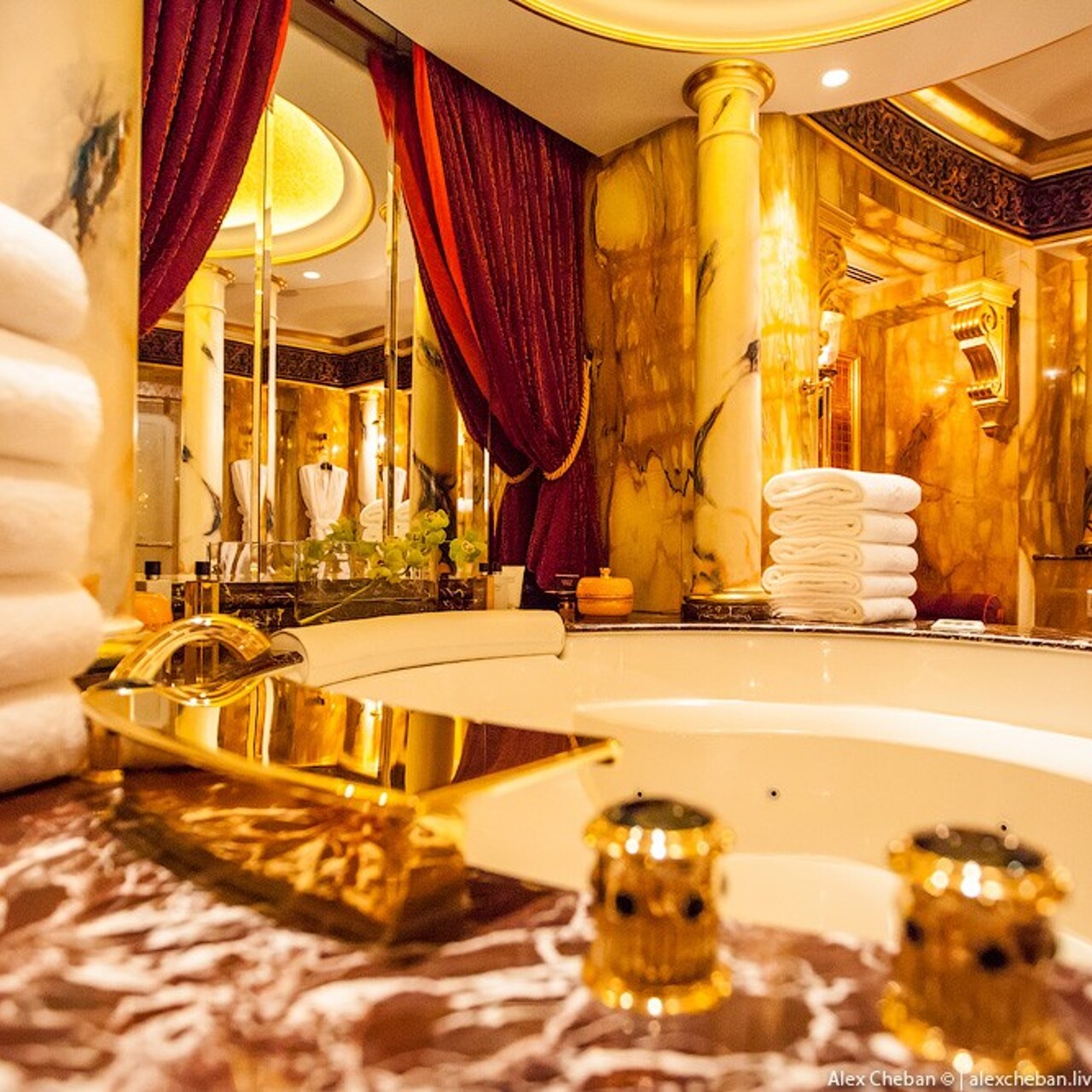 Семизвездочный отель в дубае. Отель золотой город. Отель голд. Номер люкс в гостинице. Бурдж-эль-араб президентский люкс.