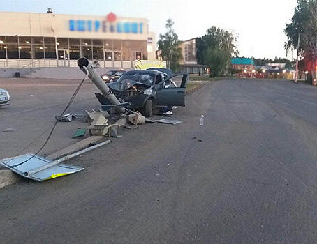 Пьяный водитель сбил светофор в Ижевске