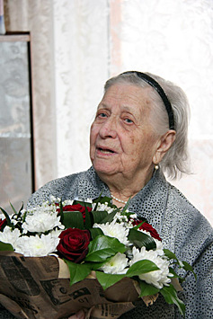 Ветерана труда Нину Ярлыкову поздравили с 92-х летием