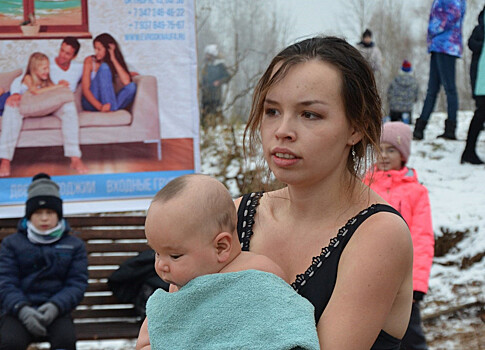 Сезон зимнего купания в Уфе открыл 3-месячный ребенок